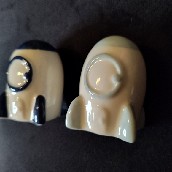 Spaceship / rocket Salt and Pepper Shakers NWOT - Picture 2 of 3
